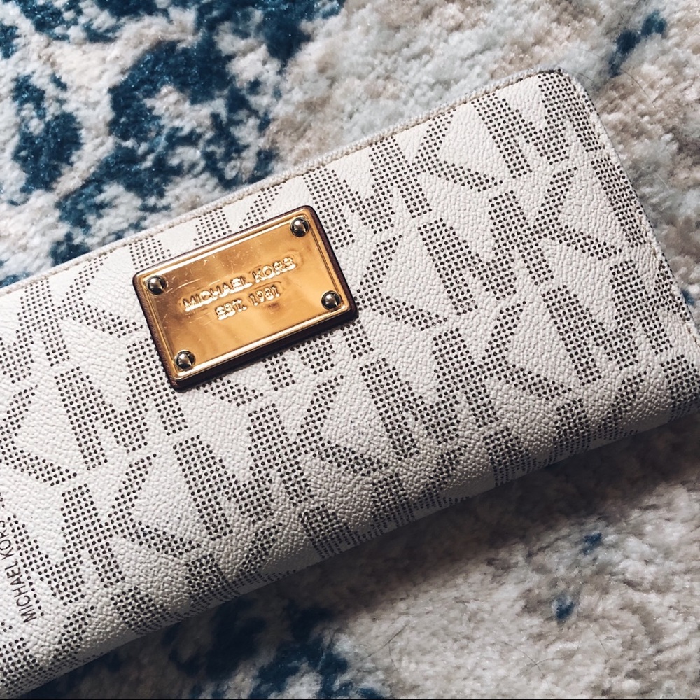 Micheal Kors wristlet wallet